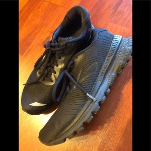 Brooks WOMEN size 10